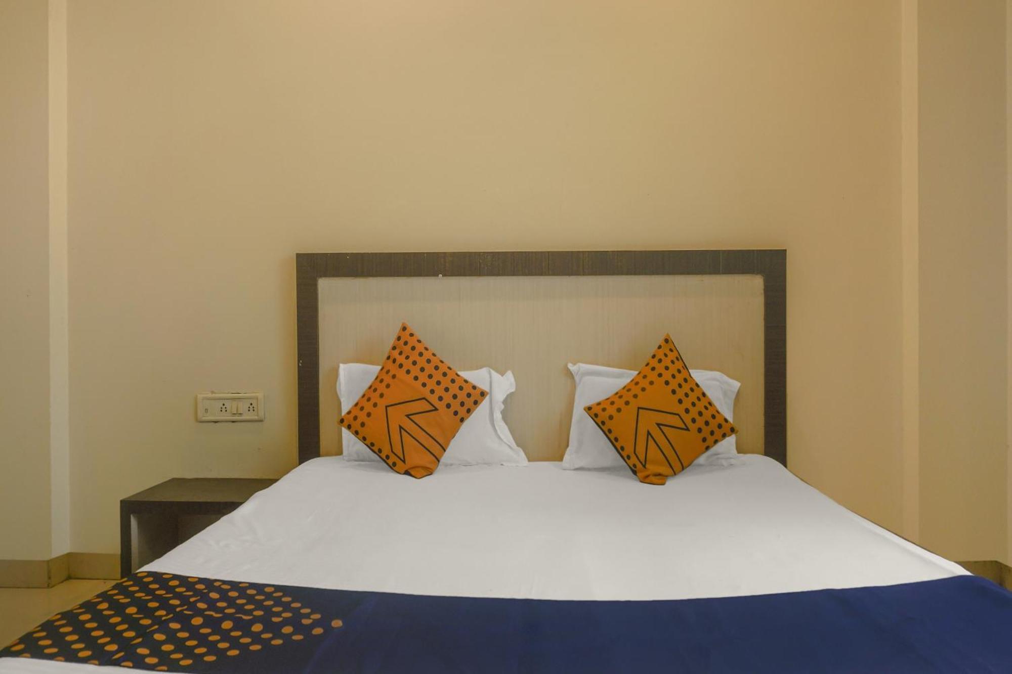 Hotel O Peacock Lodging Kharakvasla Ngoại thất bức ảnh